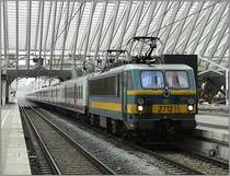 E-Lok 2712 mit M 4 Wagen stand am 12.09.08 als IR nach Qui�vrain abfahrtbereit im Bahnhof Li�ge Guillemins, w�hrend E-Lok 2226 als Schublok am Ende des Zuges angeh�ngt wurde. (Jeanny)