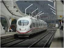 Weltuntergangsstimmung im Bahnhof Li�ge Guillemins! ICE 3 4607  Hannover  verl��t am 12.09.08 den Bahnhof in Richtung Frankfurt/Main unter den eigenwilligen Formen der neuen Fahrleitungsmasten. (Jeanny)