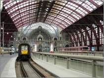 Von den anfangs 12 Kopfgleisen im Obergeschoss (+1) des Bahnhofs Antwerpen-Centraal bleiben je drei an beiden Seiten erhalten. Im ersten Untergeschoss (-1) gibt es 4 Kopfgleise und im zweiten Untergeschoss (-2) existieren neben den 2 Durchfahrtsgleisen auch noch 2 Kopfgleise. 13.09.08 (Jeanny)   