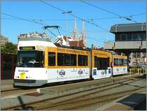 Tram 6008 verl�sst die Haltestelle Oostende Station in Richtung Knokke vor der Kulisse der Kathedrale von Oostende am 14.09.08. (Hans)