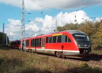 RE 36086 wird am 30.09.04 als Doppeltraktion gef�hrt. An der Spitze 642 630-8, beim durchfahren des Bf Blankenheim.