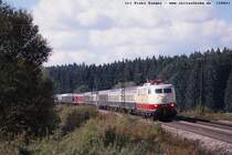 Das Oktoberfest und seine S�uferz�ge - immer wieder ein Hingucker.
So war E03 001 am 28.9.2002 ebenfalls mit einem Haufen Trinkw�tiger unterwegs nach M�nchen und befindet sich zum Zeitpunkt der Aufnahme bei Mering bereits im Landeanflug auf M�nchen.