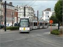 De Lijn Stra�enbahnwagen N� 6303 wird in K�rze die Haltestelle Sint-Pietersstation in Gent erreichen. 13.09.08 (Hans) 