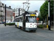 Neben den neuen Stra�enbahnwagen in Gent, fahren auch noch verschiedene �ltere Modelle. Tram N� 6221 bef�hrt die Linie 21 nach Zwijnaardebrug und erreicht hier die Haltestelle Sint-Pietersstation am 13.09.08. (Jeanny)