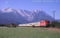 Bis zum gro�en Fahrplanwechsel 2003 wurde der IC Garmisch - M�nster noch von der Baureihe 110 bespannt; so zog am 24.8.03 110 180 ihre Wagengarnitur an der Kulisse des Wettersteingebirges mit Zugspitze vorbei.