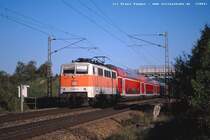 Einst ein beliebter Farbtupfer bei Bundesbahn und Bahn AG, heute schn�des Verkehrsrotallerlei:
111 183 f�hrt am 12.9.03 etwa bei Haspelmoor in Richtung Augsburg.