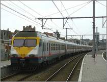 Wegen dem hohen Fahrgastaufkommen am Wochenende von der belgischen K�ste zur�ck ins Landesinnere, wurden am 13.09.08 verschiedene Sonderz�ge eingesetzt. Im Bahnhof von Blankenberge stand eine Vierereinheit BR 80 zur Abfahrt nach Hasselt bereit. (Hans)   