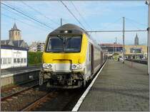 M 6 Steuerwagen wartet am 13.09.08 im Bahnhof von Blankenberge auf die Abfahrt nach Br�gge, wo er wieder mit dem Zug aus Knokke vereint wird, um nach Br�ssel weiterzufahren. Au�er dem Bahnhof, sind auch noch die beiden Kirchen von Blankenberge auf diesem Bild zu sehen. (Jeanny)