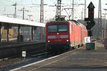 112 125 am RE 10210 von M�nster nach M�nchengladbach bei der Einfahrt in Essen Hbf am 21.11.2004