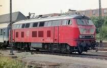 Die 218324 mit einem Interregio bei der Einfahrt in L�beck Hbf. 1983