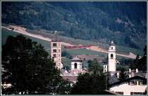 Ein Regionalzug mit einem ABe 4/4 II vom Berninapass n�hert sich dem Hauptort Poschiavo. 1987 wurde Poschiavo durch ein verheerendes Unwetter verw�stet, das viel Geschiebe aus dem Val Varuna mit sich brachte. Auch zwei Jahre sp�ter sind die Aufr�umarbeiten entlang des Baches noch zu sehen. (Archiv 09/89