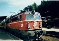 1042 057 mit einem Regionalzug nach Innsbruck im Mai 1998 im bekannten Skiort Kitzb�hel.