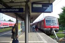 Warnem�nde - Hier steht der Warnem�nde Express der fr�h Urlauber von Berlin ans Meer bringt und abends wieder nach Hause schafft. Am 20.Mai 2007 bestand dieser Zug noch aus Halberst�dter Wagen, mittlerweile ist der Express auch ein Doppelstockzug.
