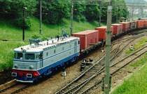 G�terzug auf mit Lok 40-? auf der Kursbuchstrecke 300 (Rum�nien) (Bucureşti–Braşov–Cluj-Napoca–Oradea–Episcopia Bihor) bei Timişu de Jos nach Braşov(Kronstadt) in Richtung Ploiesti (23.05.2002)