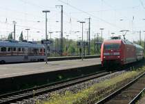 101 137-8 f�hrt mit IC in Wanne-Eickel ein, das Gegenlicht l��t die Wagen in Abellio VT11002 spiegeln.  05.05.2008
