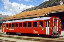 RhB - B 2363 am 04.09.1996 in Pontresina - 2.Klasse Einheitspersonenwagen (Typ 1) - �bernahme 08.07.1966 - FFA/SIG/RhB - Fahrzeuggewicht 20,00t - Sitzpl�tze 60 - L�P 18,42m - zul�ssige Geschwindigkeit 90 km/h - �3=10.06.1996 - Logo RhB in r�toromanisch - Hinweis: gro�e Klassezahlen, hoher Anschriftenblock, dicke Betriebsnummern, Griffstangen neben den T�ren entfernt, Kennzeichnung an den Ecken gelb - Hinweisaufkleber f�r Taster - die Fahrzeugserie besteht aus 33 Wagen mit den Nummern 2341 bis 2373. 
