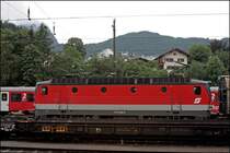 1144 282 wartet mit einem G�terzug in Kufstein auf die Weiterfahrt. (07.07.2008)
