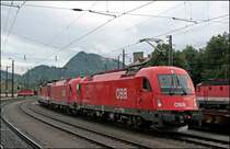 Die Innsbrucker 1216 001 (E190 001) (9181 1216 001-8) bringt Nachschiebe- und Vorspannloks in Form der1216 021 (E190 021) (9181 1216 021-6), der Innsbrucker 1144 244 (9181 1144 244-1) und der Innsbrucker 1144 276. (07.07.2008)
