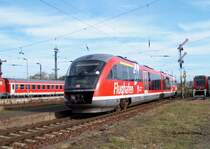 Desiro 642 535 mit Werbung f�r den Flughafen Dresden bei Ausfahrt aus DD-Neustadt als RB 17717 nach Zittau  - 24.10.04