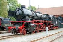 Da steht sie mit Lagerschaden, die 41 018, als h�tte sie sich dagegen gewehrt mal wieder mit einem Zug auf der schiefen Ebene liegen zu bleiben, so wie 1975. Aber da lag es an 01 1061. Zu schade, dass ich die Beiden nicht zusammen erwischt habe. 