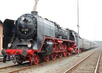 Wie in den 30er Jahren pr�sentiert sich 01 066, mit gro�en Ohren, sehr gut gepflegt stehend, vor einer Wagenschlange. Einfach hinrei�end und die Lust auf noch mehr wird noch mehr. Ein Dampflokfest in Reinkultur.