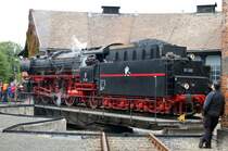 und hier wurde die Diva gedreht, wie auf dem Laufsteg, um von jedem Winkel aus fotografiert und bestaunt zu werden. Auch wenn die rechte Puffer verdeckt ist, der gr��te Teil dieser Schnellzugdampflok ist abgelichtet und einer vom Bw staunt mit.
