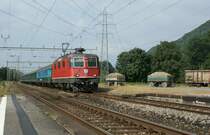 Die Re 4/4 II 11300 mit Dispozug als IR 1790 h�tte nicht hinreichend Grund zur Ver�ffentlichung geboten, erst die Zuckerr�benkarren und die damit zu beladenden offenen G�terwagen im Hintergrund verleihen dem Bild die n�tige Stimmung. 
Roche VD, den 23. September 2008