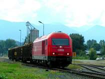 2016 046-1 zieht gem�chlich die 4 Rundholzwagen durch die Langssamfahrstelle (Bhf. Viktring), was ein lautes  Raunzen  der warteten Fu�g�nger am geschlossenen Bahn�bergang mit sich zog, und wobei einige trotzdem noch die Gleise vor dem Zug �berquerten;; 080924