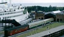 Vom Schiff auf die Bahn.
Das F�hrschiff  Warnem�nde  hat die Kurswagen des Schnellzuges Berlin-Kopenhagen (Neptun)in Gedser angebracht.Dort wurden die
Wagen mit denen, der DSB, gekuppelt. Aufnahme 1980. Agfa Diascan. 