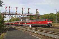 218 447 f�hrt unter der imposanten und unter Denkmalschutz stehenden Signalbr�cke in den Bahnhof Bad Harzburg ein.