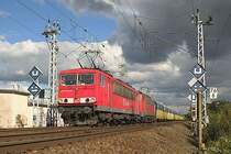 155 070 und 140 772 f�hren einen frisch lackierten Kohlependel an der Kuppestelle Ro�la (Strecke Halle/S. - Kassel) vorbei Richtung Nordhausen. 