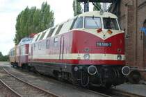 118 586 steht mit laufenden Motoren neben dem Sta�furter Lokschuppen, 20.09.08