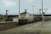 218492 f�hrt auf dem Pz-Gleis in den L�becker Hbf ein.
Aufnahme ca.1983. Agfa Negativscan.