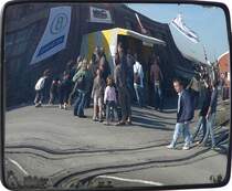 Am letzten Septemberwochenende feierte der Verein CFV3V (Chemin de fer � vapeur des trois vall�es) sein 35 j�hriges Bestehen mit einem gro�en Dampflokfestival. Schon am fr�hen Morgen des 28.09.08 zeigte Gro� und Klein bei herrlichem Herbstwetter reges Interesse im Eingangsbereich zum D�pot in Mariembourg. (Jeanny)  