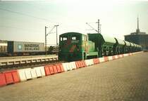 WAB-Lok 2 rangiert einen Kieszug aus R�derau im Mai 2004 in Mukran.