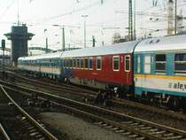 noch einmal der halbspeisewagen, diesmal nur bei der Ausfahrt aus dem m�nchner HBF, eingerahmt von den T�rkies/gelb/wei� lackierten wagen des ALEX. ist ein sch�ner kontrast und was anderes zu dem einheitsbrei in verkehrsrot der DBAG