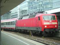 Die Baureihe 120 104-5 setzt hier ihren 10-wagenzug aus dem m�nchner hbf in richtung Stuttgart/Ulm nachdem dieser aus salzburg Unwetterbedingt von einer 218 des BW Frankfurt/M gezogen wurde