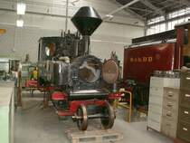 SchBB.In Aufarbeitung,die  Taxus  eine ehem.Heeres-Feldbahn Brigadelok und sp�ter ex.DR 99 3311 von Krauss&Co.ex O&K 1917.Rechts erkennt man noch den Tender der gr�ssten Lok der SchBB,die ex.SAR Lok  Drakensberg (Hanomag 1927)die in dieser Kategorie(von anderen Fotografen)schon zu sehen ist.Schinznach-Dorf 28.09.08