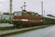 243235 DR (143)S-Bahn von Warnem�nde, geschoben kommend, bei der Einfahrt in Rostock Hbf. 1991