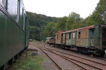 Museumsbahnhof Radevormwald am 19.09.2008. Man k�nnte sich glatt in alte Zeiten versetzt f�hlen. Der ziemlich korrodierte Personenwagen stammt offensichtlich urspr�nglich aus dem Eisenbahn-Museum in Br�gge/Westfalen.