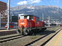 1068 010-4 sonnt sich in Innsbruck Hbf und wartet auf die n�chsten Rangieraufgaben.
im Hintergrund die Nordkette mit der Seegrube und dem Hafelekar.
28.9.2008