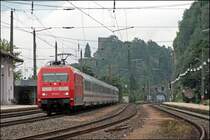 101 020 hat bei der letzten Revision die Kontrollziffer verloren und ist seitem ohne sie unterwegs. Am 08.07.2008 ist sie mit dem EC 81  Garda , M�nchen Hbf - Verona Porta Nuova, durch das Inntal unterwegs und wird in Brixlegg abgelichtet. (08.07.2008)

