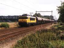 1603 mit eine G�terzug zwischen Apeldoorn und Amersfoort bei Harselaar am 19-8-1998. Bild und scan: Date Jan de Vries.