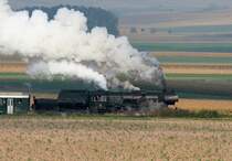 52.4984 als Sonderzug von Wien S�d nach Ernstbrunn zwischen 
R�ckersdorf und Mollmannsdorf unterwegs.