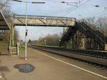 Die Fu�g�ngerbr�cke im Bf Barnten ,aufgenommen im November 2007.
Im Jahr 2008 wurde an der S�dspitze der Bahnsteige eine neue Br�cke gebaut.