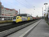182 529 (Lokomotion) und eine unbekannte 189 von RTC durchfahren mit einem  Winner-Spedition -KLV-Zug aus Italien den sagenumwobenen M�nchner Heimeranplatz. Im n�chsten Rangierbahnhof wird die fuhre an DB Railion �bergeben. (November 2007)