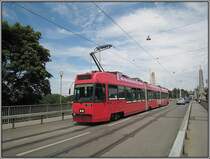 Bernmobil-Tram 733, aufgenommen am 26.07.2008 auf der Kornhausbr�cke in Bern.