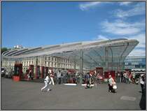 Die Bernmobil-Haltestelle am Bahnhofsplatz in Bern, aufgenommen am 26.07.2008. Mir hat die geschwungene Form des Daches sehr gut gefallen. Es sah alles sehr neu aus.