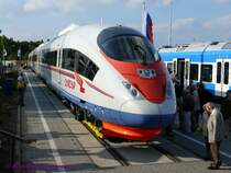Der Velaro-RUS von Siemens. Lackiert in den russischen Nationalfarben wird er dort, wie seitlich angeschrieben, unter dem Namen Sapsan (Wanderfalke) verkehren. 
Abgesehen von der Spurweite unterscheiden die sich diese Z�ge technisch u.a. durch die Auslegung f�r bis -50Grad deutlich von den deutschen und spanischen Geschwistern.

28.08.2008
INNOTRANS 2008 Berlin