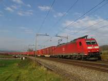 Br 185 144-3 mit einem roten Containerzug am 26.11.04 bei der Reussbr�cke zwischen Oberr�ti und Rotkreuz